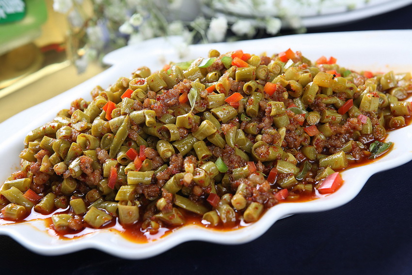 是川菜中有蚂蚁上树的素菜版,近似于湘菜中的豆角炒酸菜.