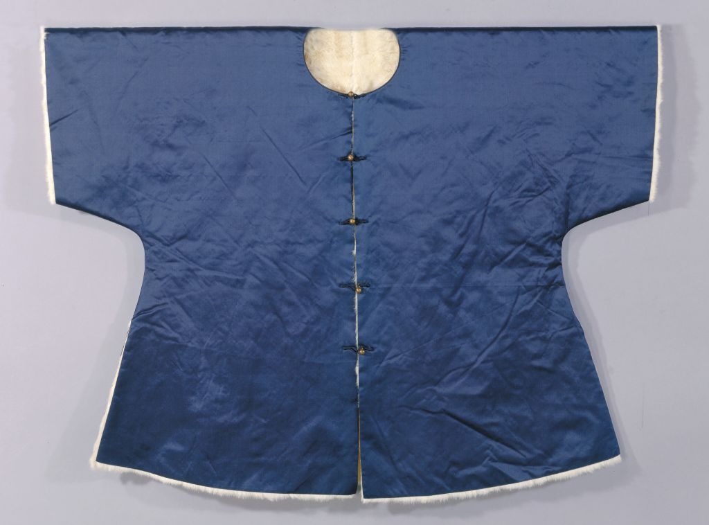 清康熙石青缎银鼠皮行服褂