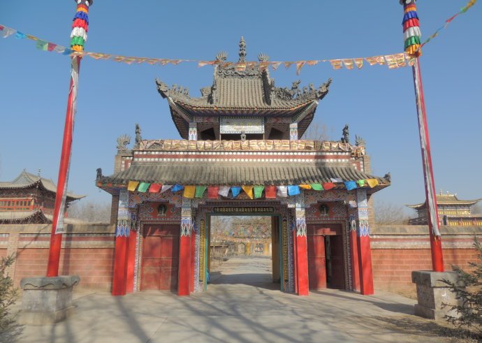  p>青海省民和县三川地区万宗宝佛寺,俗称"朱家寺",藏语称"扎西噶丹德