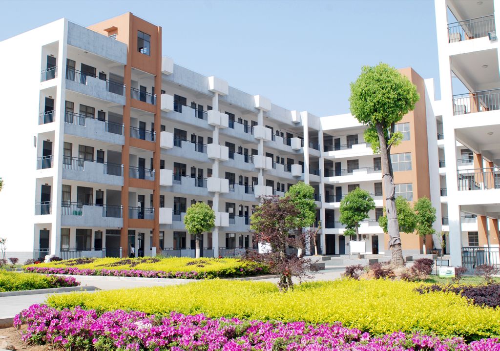 黄梅县晋梅中学是一所实行现代教育管理模式的民办学校,现任董事长