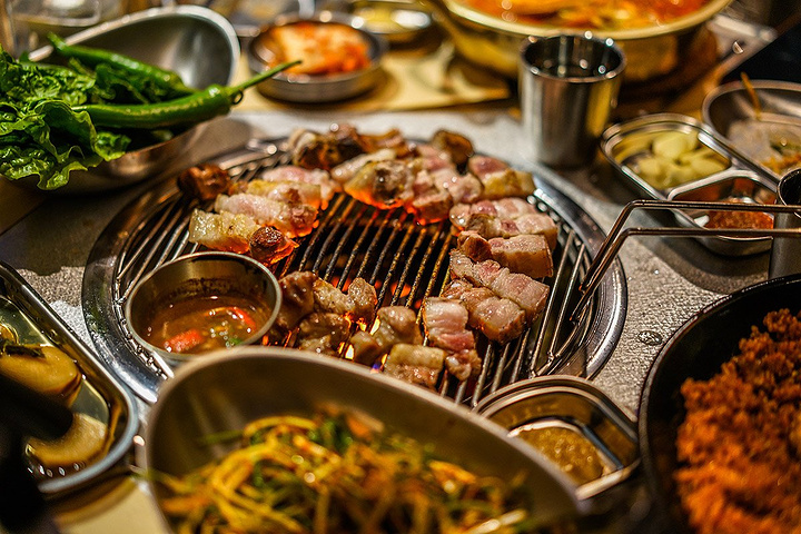  p>韩式烤肉是一道菜品,制作原料主要有正宗韩式烧烤腌料,牛肉,料酒等