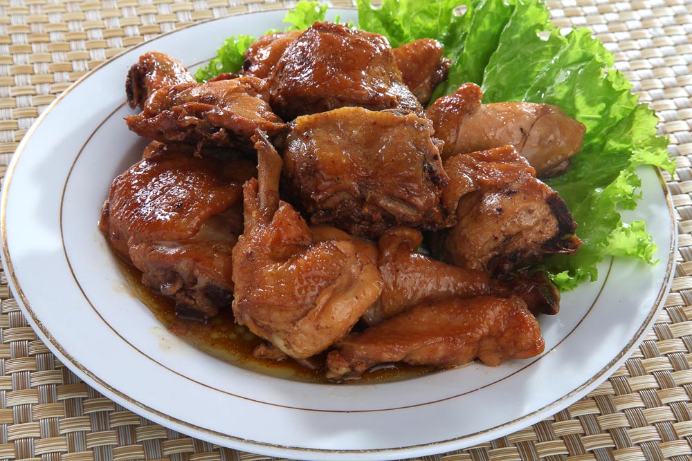  p>三杯鸡是起源于江西赣州宁都县的一道菜名,不属粤菜菜系.