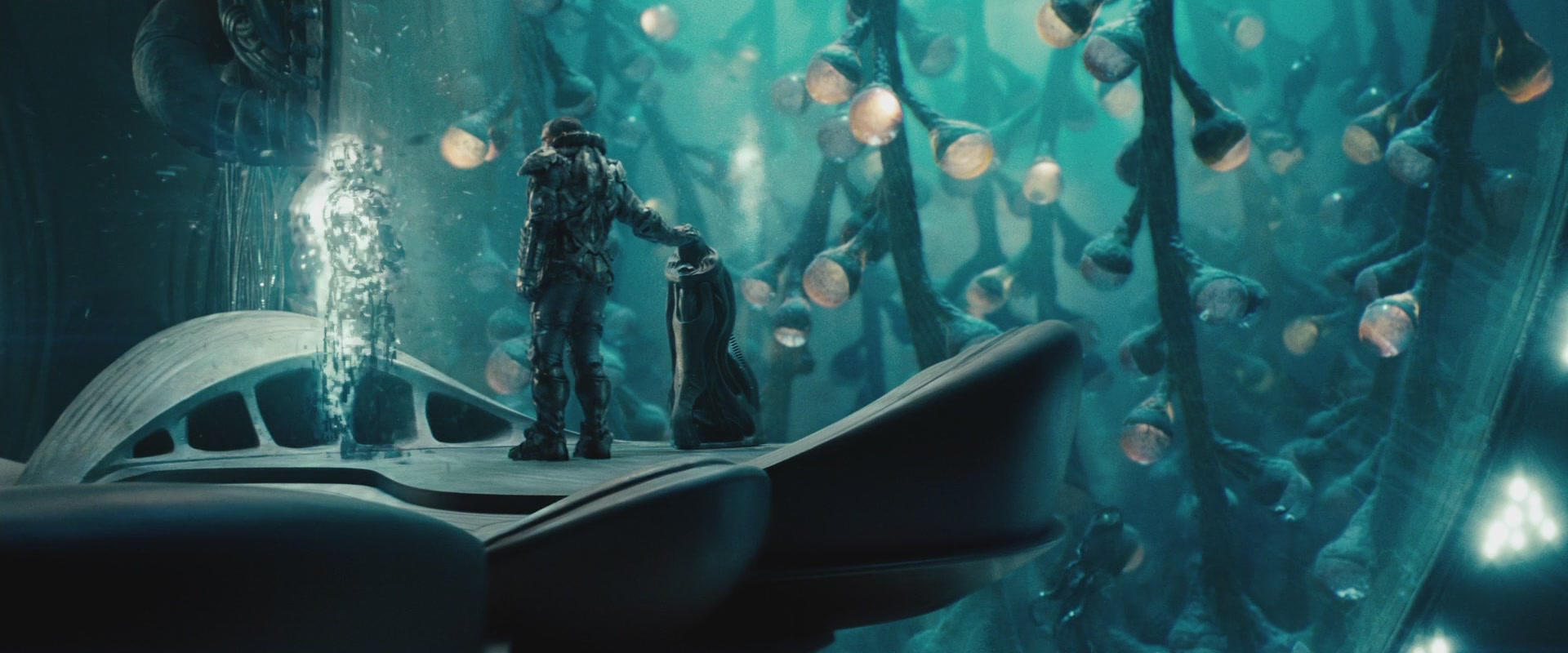 是由美国华纳兄弟影片公司,美国传奇影业联合出品的科幻动作电影,由 a