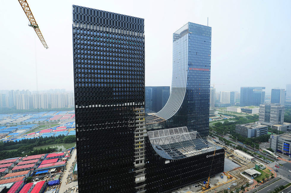  p>苏州现代传媒广场位于苏州工业园区湖东,西邻南施街,北靠翠园路