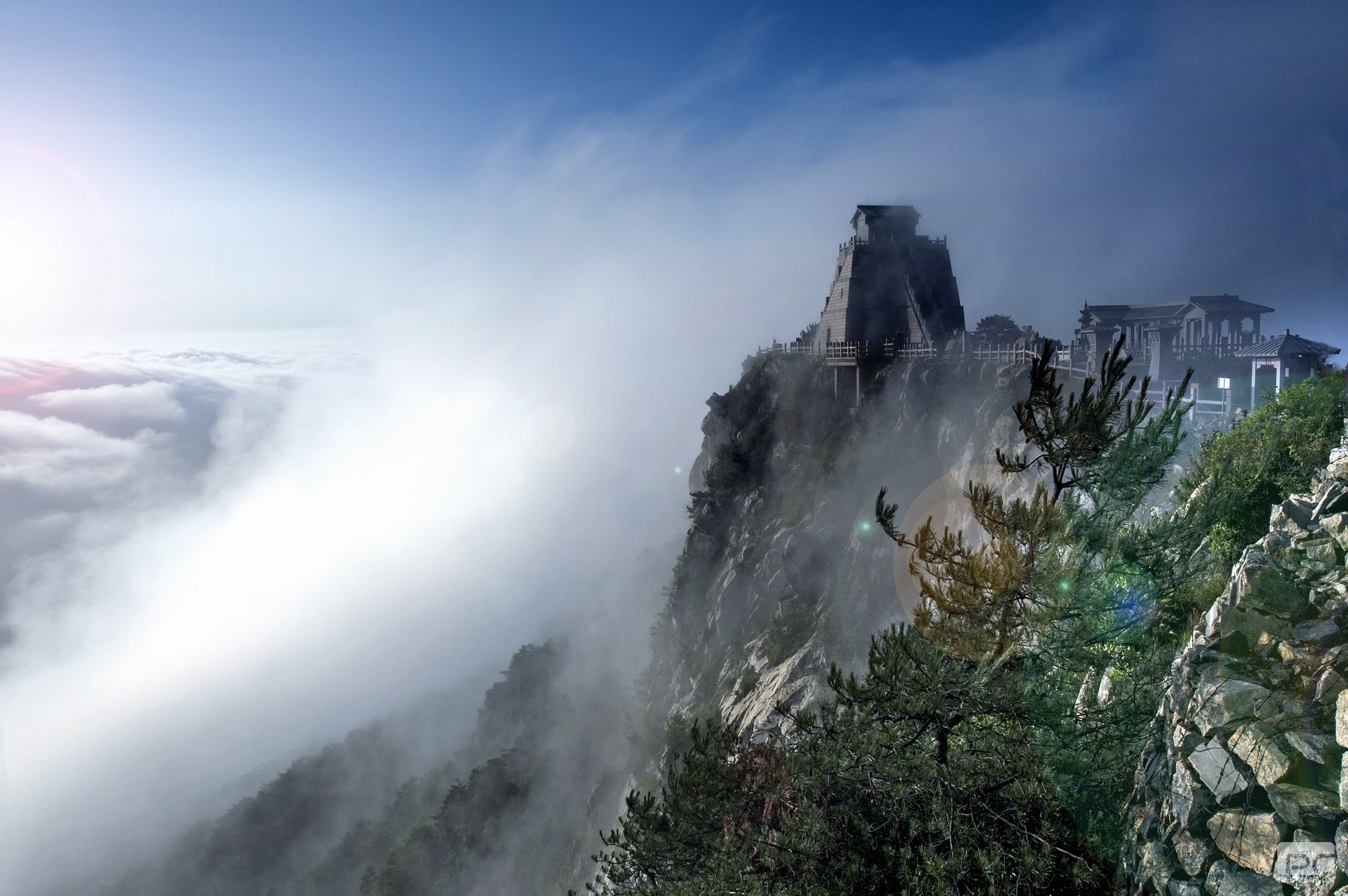 有"大海东来第一山"之说,素享"泰山为五岳之尊,沂山为五镇之首"的盛名