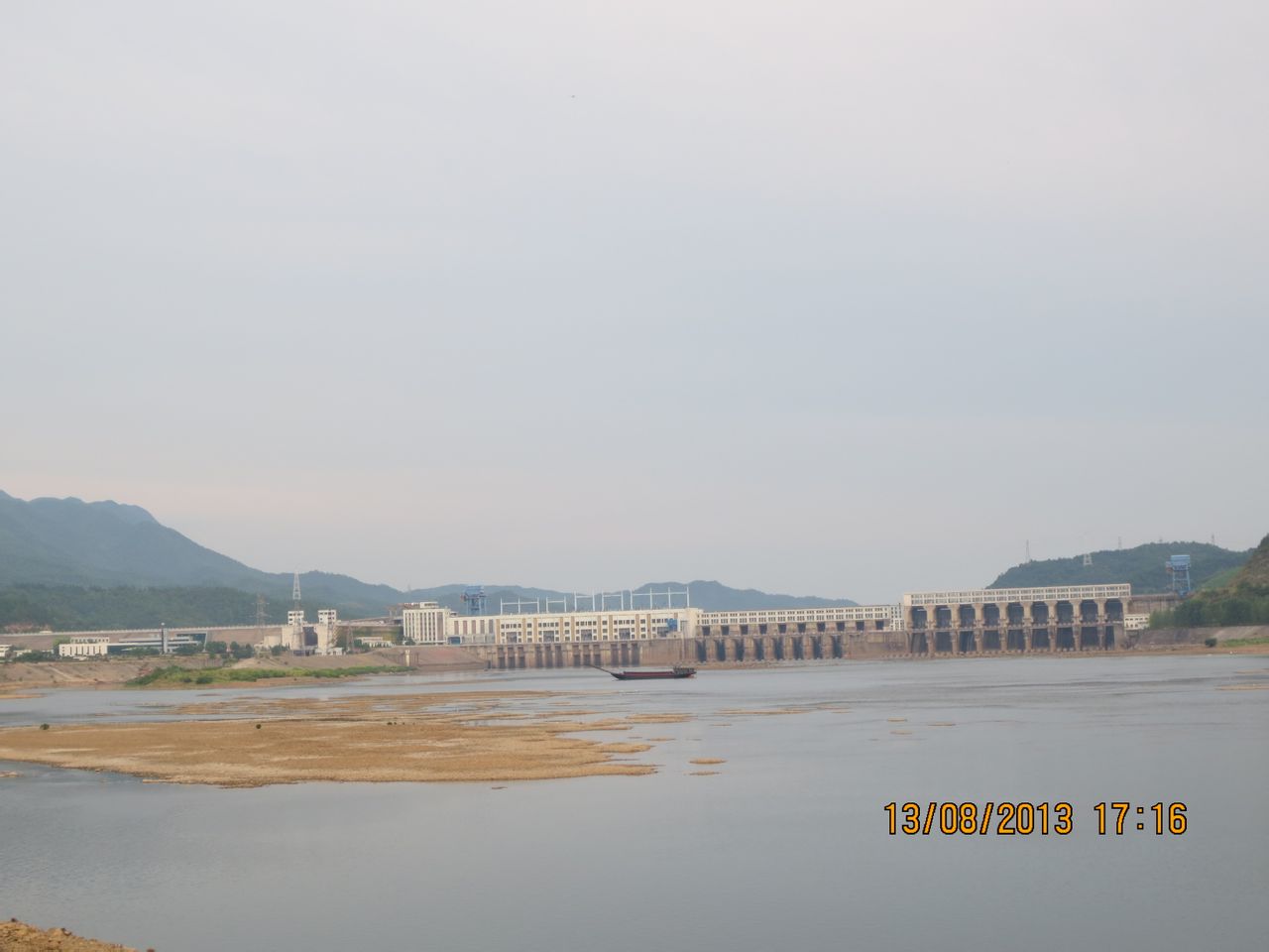  p>万安水电站位于中国江西省万安县,赣江中游,距赣州市90公里,是江西