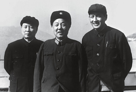 1977年，倪志福（右）与彭冲同志在一起