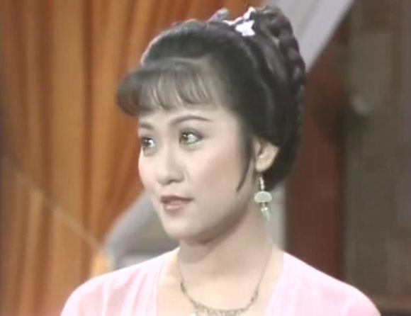  p>斑斑,原名黎小雯,出生于中国香港,中国香港女艺人.