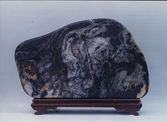  p>柳州墨石,又名墨湖石,发现于上世纪六十年代