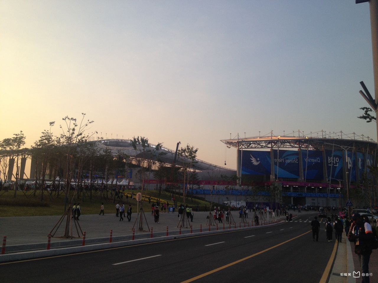  p>仁川文鹤体育场位于韩国仁川广域市南区文鹤洞山8番地地段,是2002