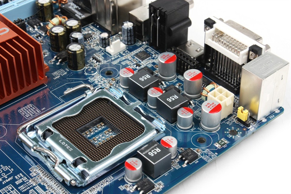 昂达聘请多名留学归国技术人员与国内著名学府合作,投资成立昂达电子