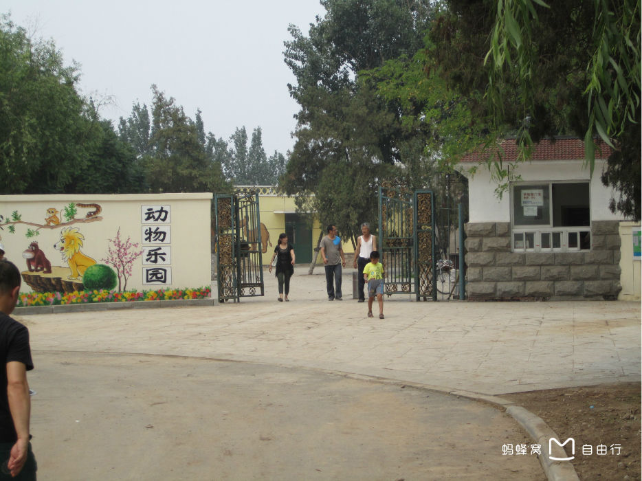  p>天津动物园位于天津市南开区水上公园路,地处的水上公园南端,为