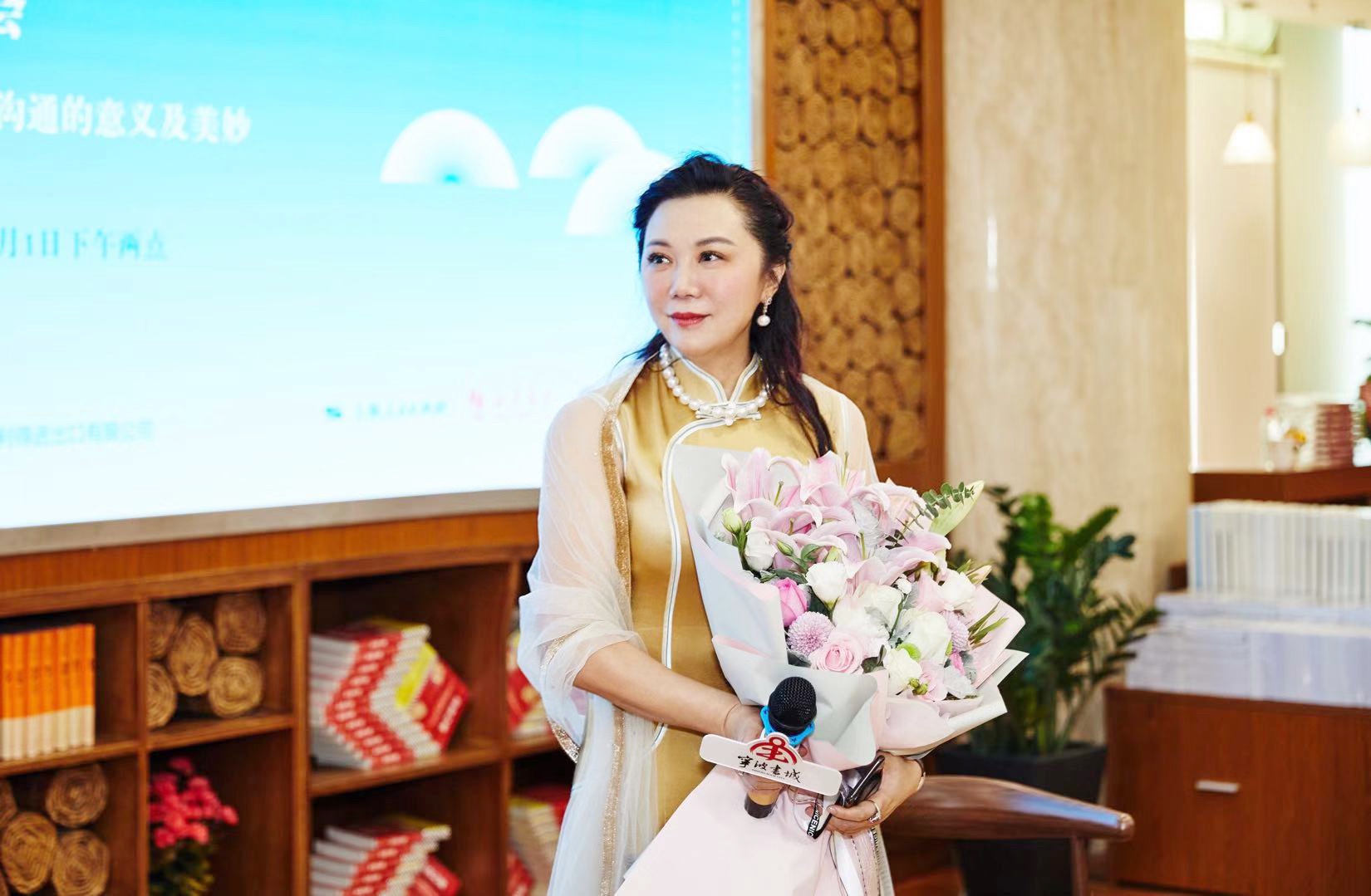  p>张露,教授,新加坡著名华文女作家,新加坡宝路集团董事长, a target