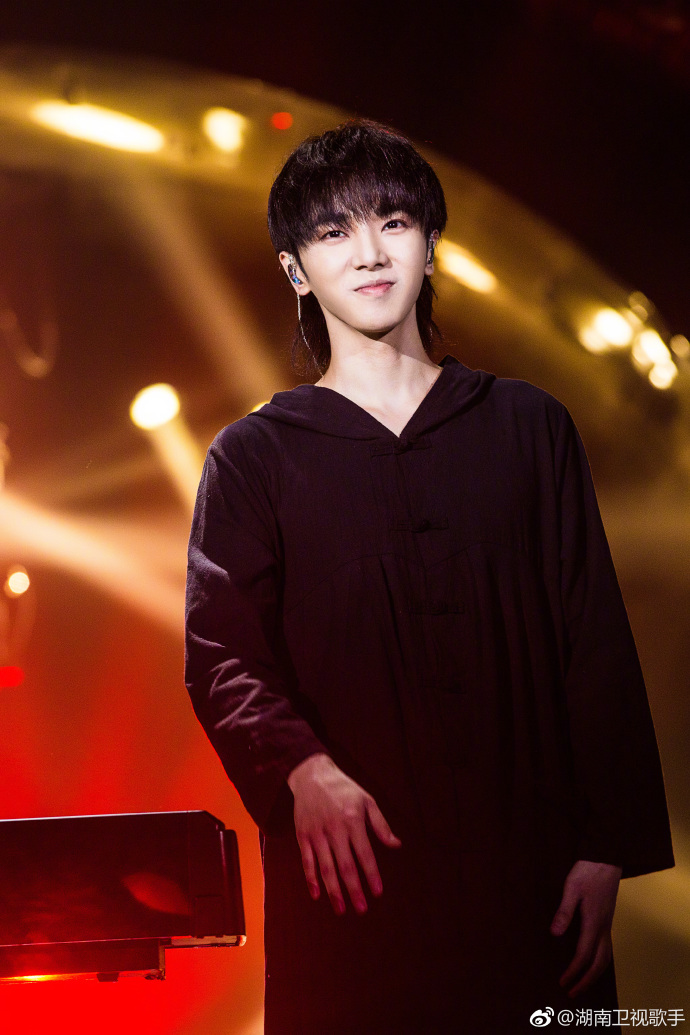  p>华晨宇,1990年2月7日生于湖北省十堰市,中国内地流行乐男歌手,作曲