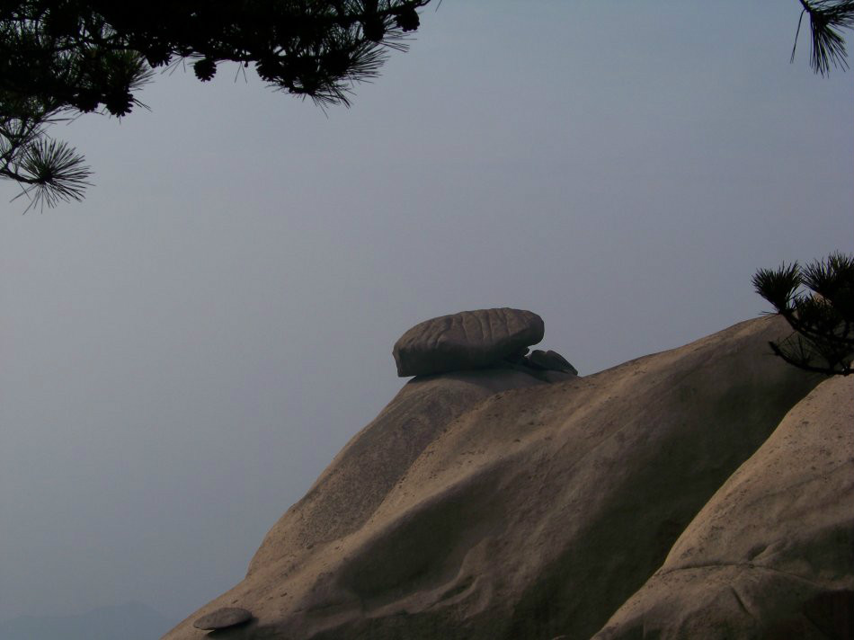 飞来石是位于 a target="_blank" href="/item/安徽省天柱山风景区">