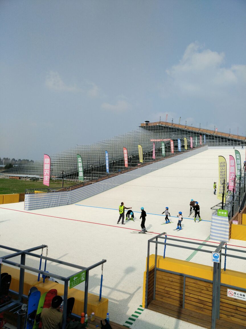  p data-id="gnbpn3il3z">成都美洲四季滑雪场是亚洲最大的城市户外