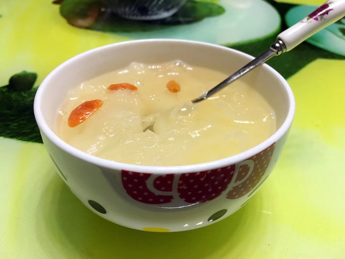  p>冰糖雪梨银耳枸杞汤是一款美容养颜甜品,主要原料有雪梨等, a href