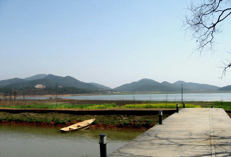  /p> p>白莲山群峰相拥着一个2000亩的白莲湖,俯视整个景区,宛如一朵