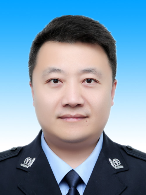 男,满族,1981年1月出生于内蒙古自治区通辽市,中共党员,2003年8月参加