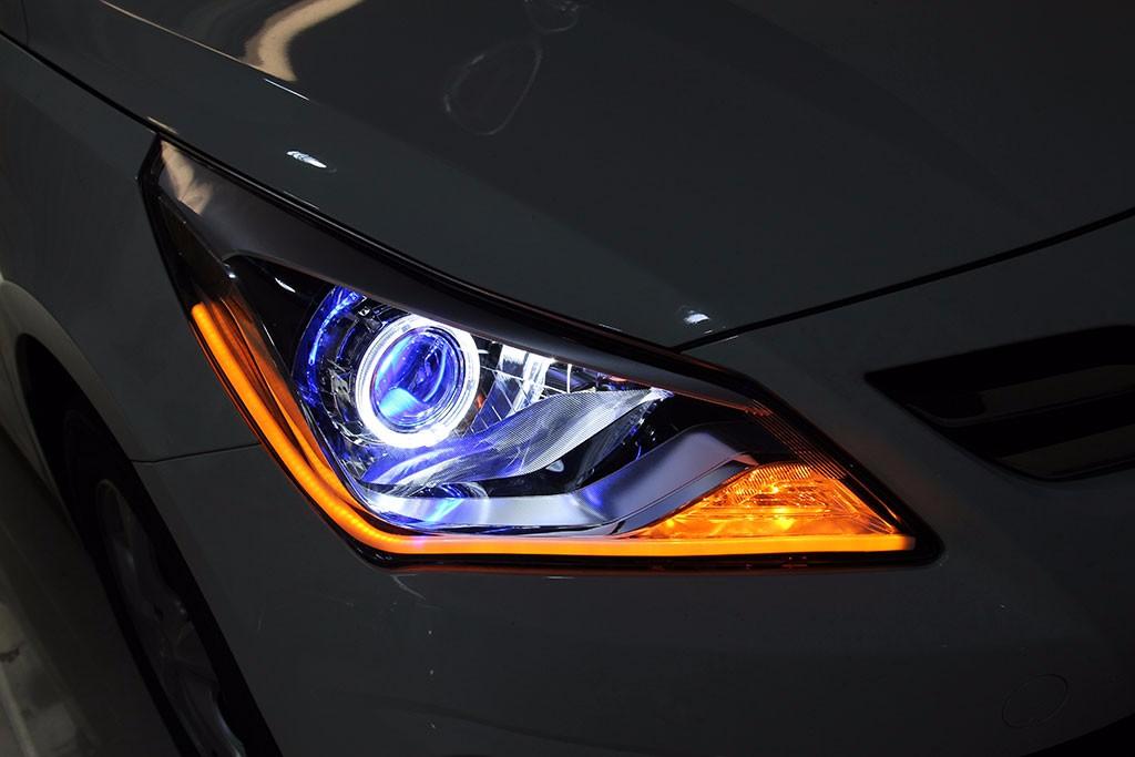 会有一侧单独的灯泡组点亮(部分车辆也有使用雾灯当转向辅助灯的),