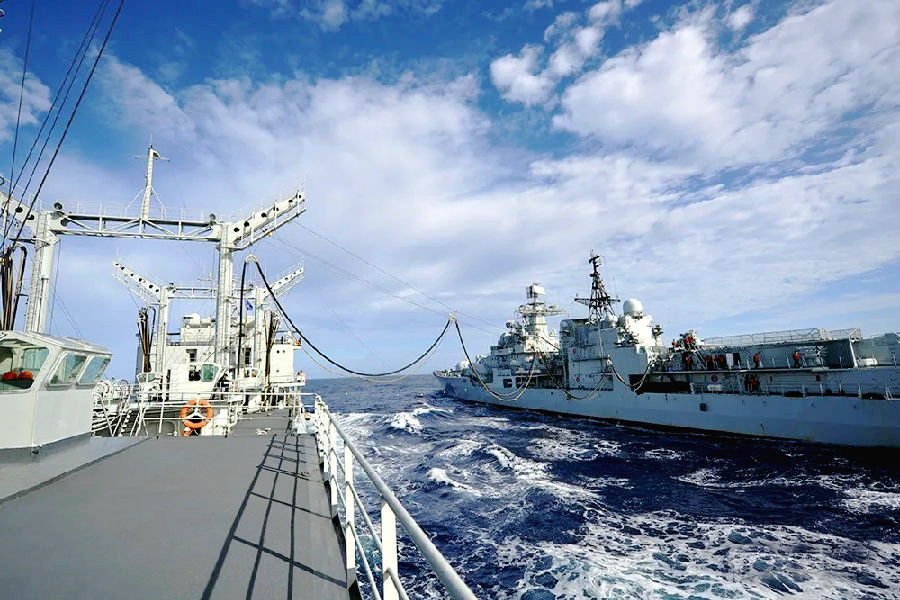 鄱阳湖号补给舰