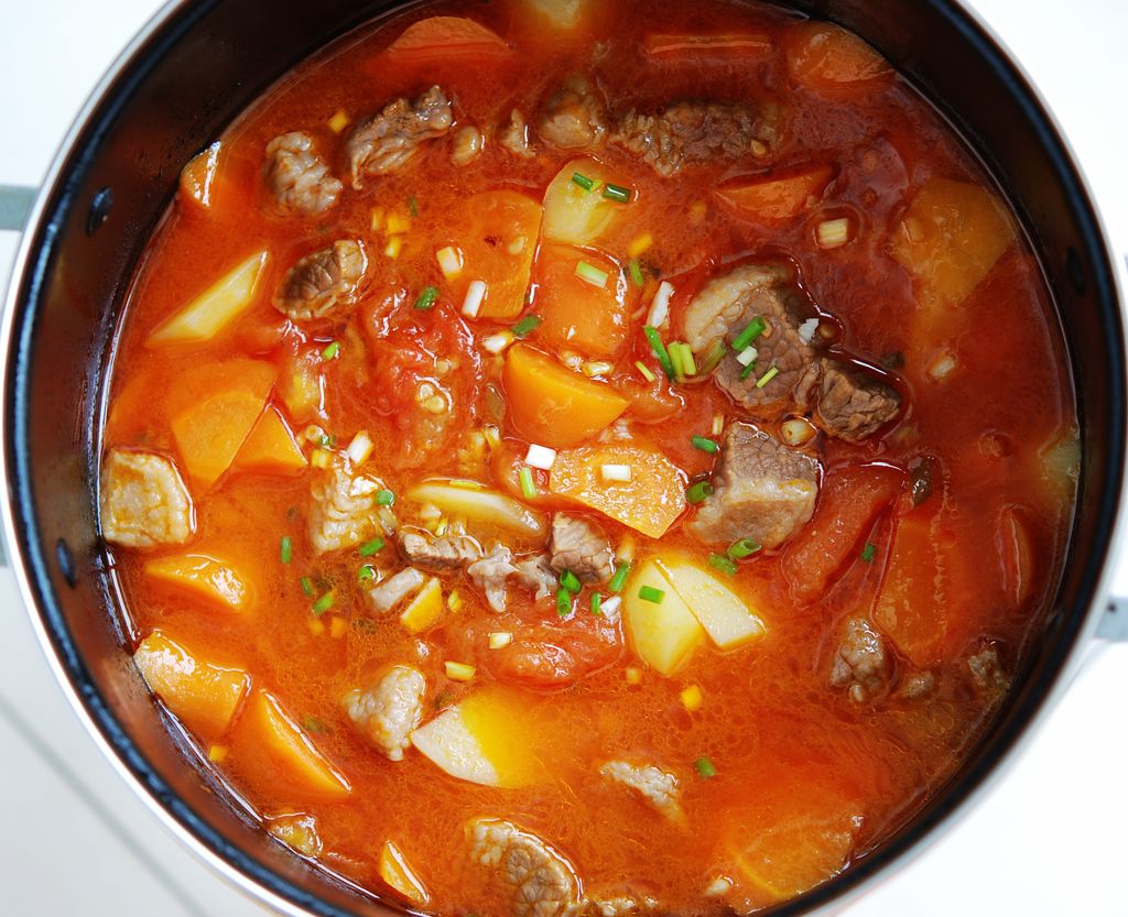  p>番茄土豆炖排骨是由土豆等主要食材做成的一道菜品,属于家常菜.