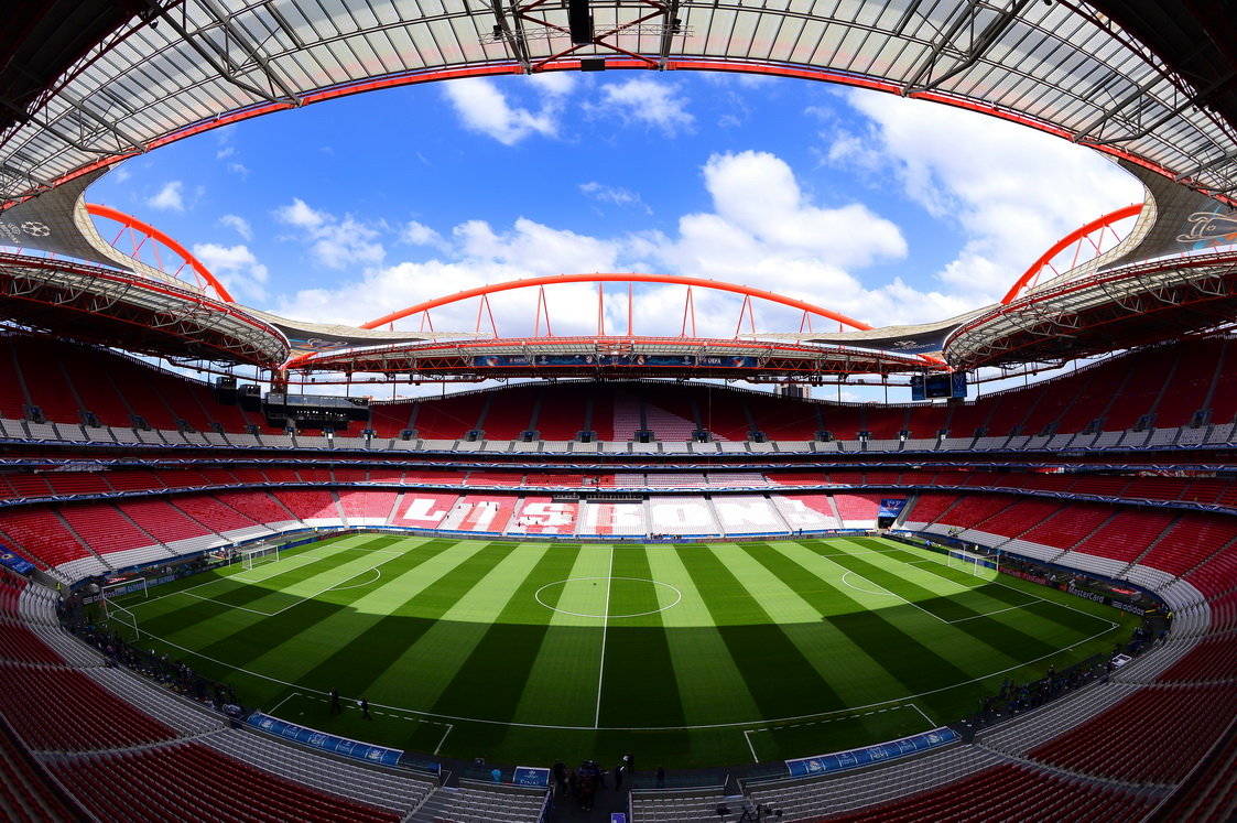  p> b>光明球场 /b>(estádio da luz)又译为 b>卢斯球场 /b>,官方