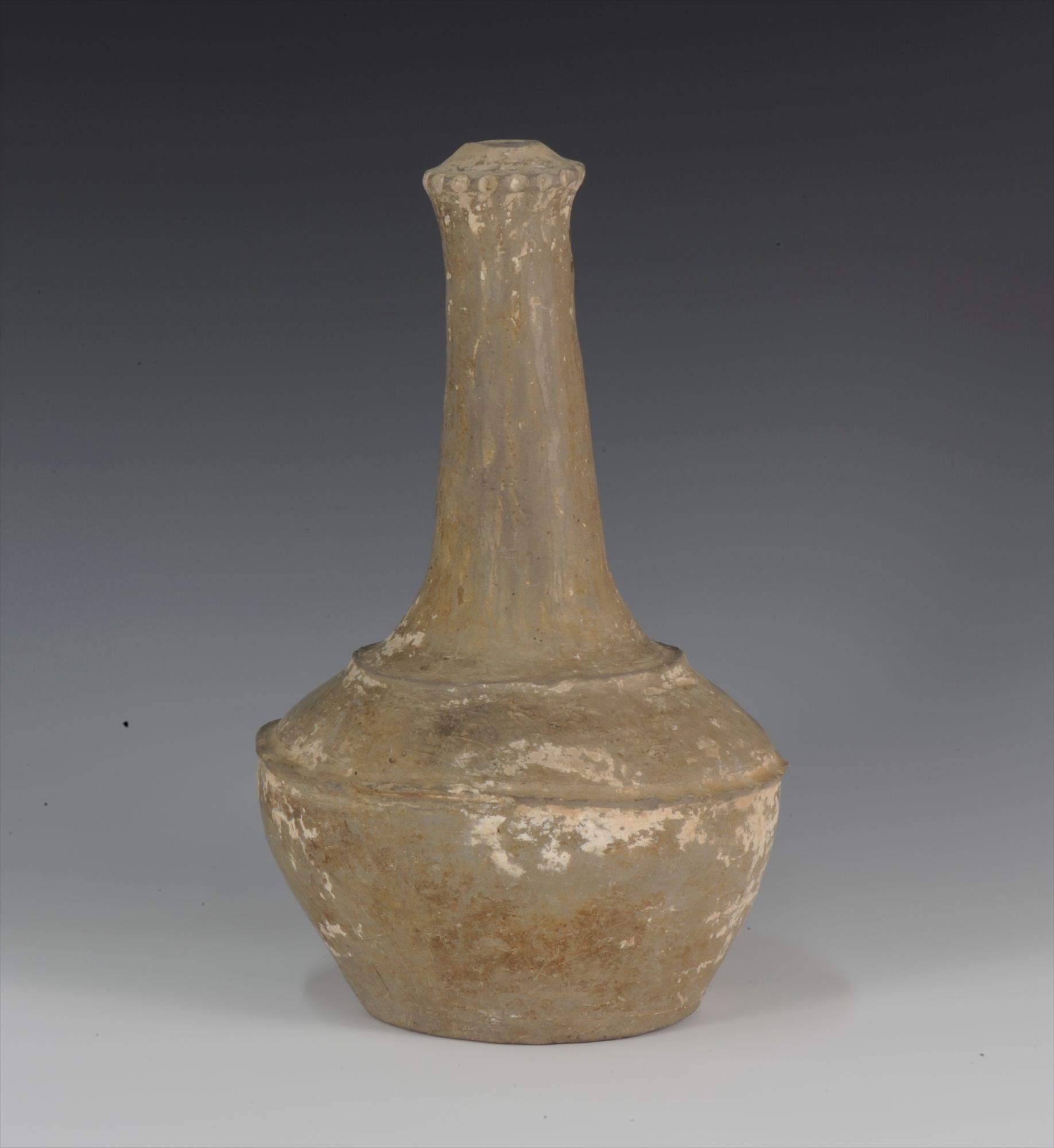 汉代灰陶长颈壶