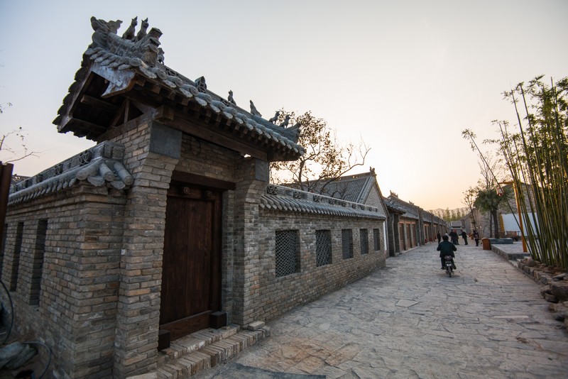 p>七贤民俗村(原锦绣云台温泉山庄),是一处以民俗小吃,河南非遗,室内
