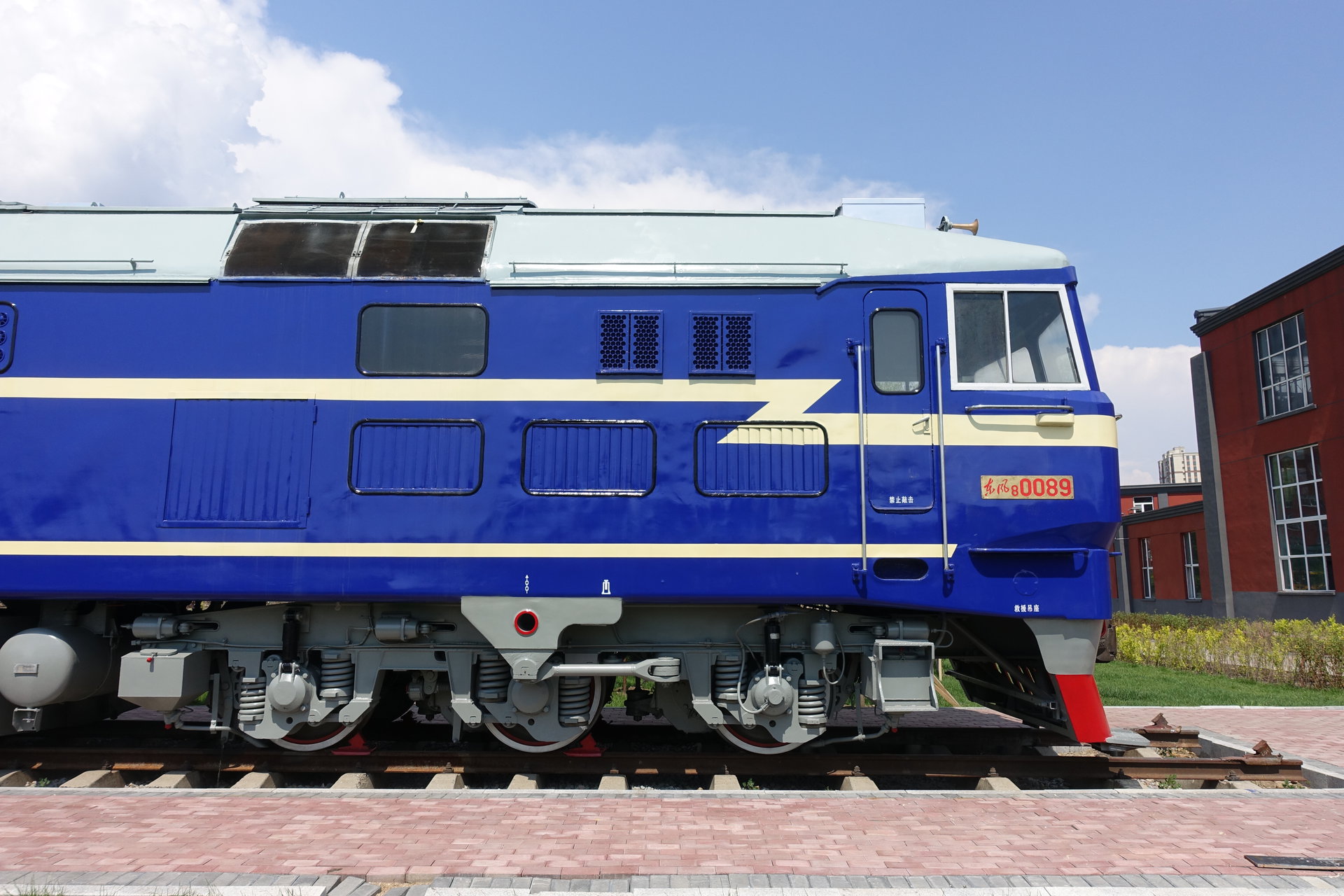 东风8型内燃机车