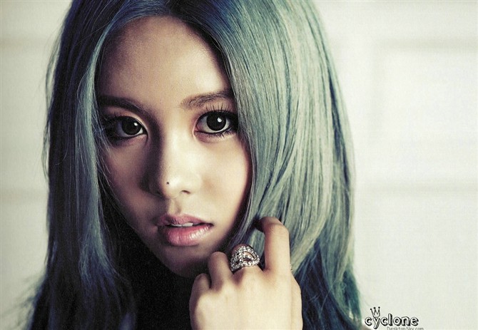 毕业于明知大学视觉艺术及戏剧系,韩国女歌手,演员,模特,女子演唱团体