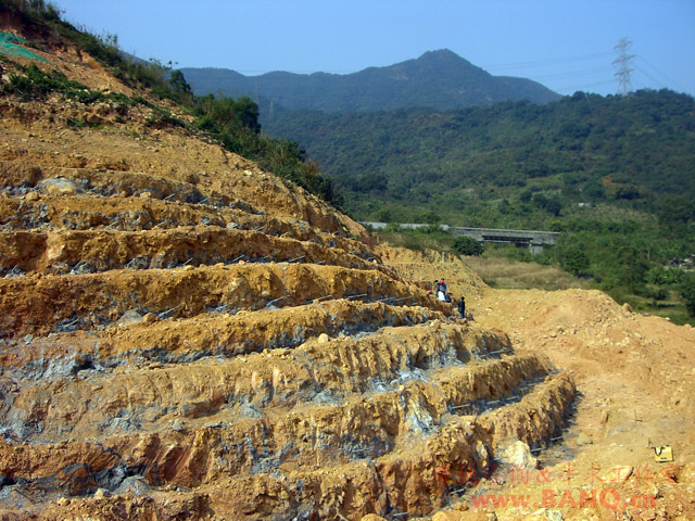  p>坡地上的岩石和风化碎屑物,在 a target="_b