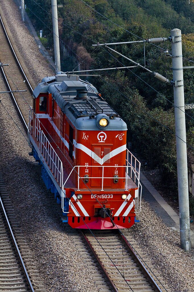 东风/2692970" data-lemmaid="2692970">东风 /a>7c型柴油机车(df7c)