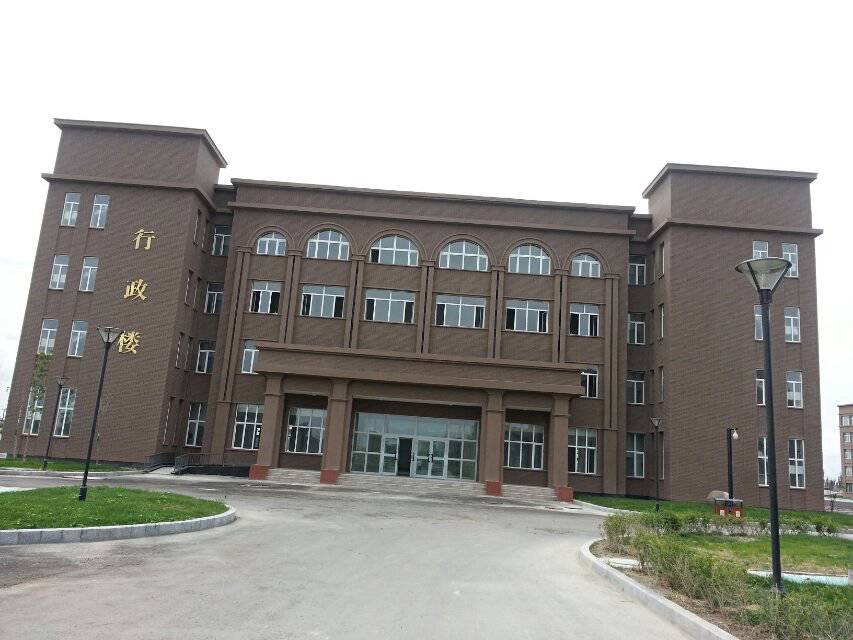 阿克苏市高级中学)创建于2013年,属杭州援建阿克苏市的一所公立高中