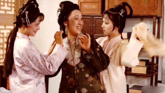 《红楼梦》里薛宝钗呵护林黛玉，是因为看到了从前的自己？_百科TA说