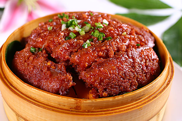  p>刘家烧鸡时间较久,名气较大,该店就在东南亚甑糕王的对面,据说是
