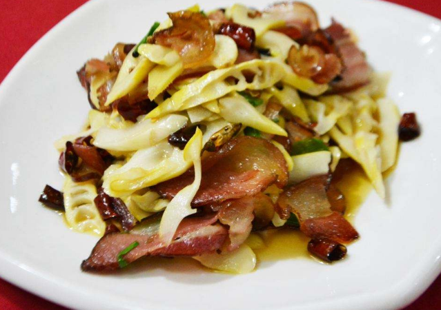  p>腊肉炒竹笋是以腊肉,竹笋为主材的菜肴名. /p>