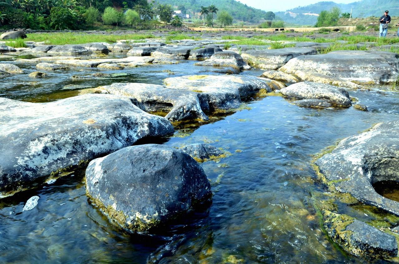 href="/item/田东县">田东县 /a>城45公里处,由棋盘滩,莲花山,寄情谷