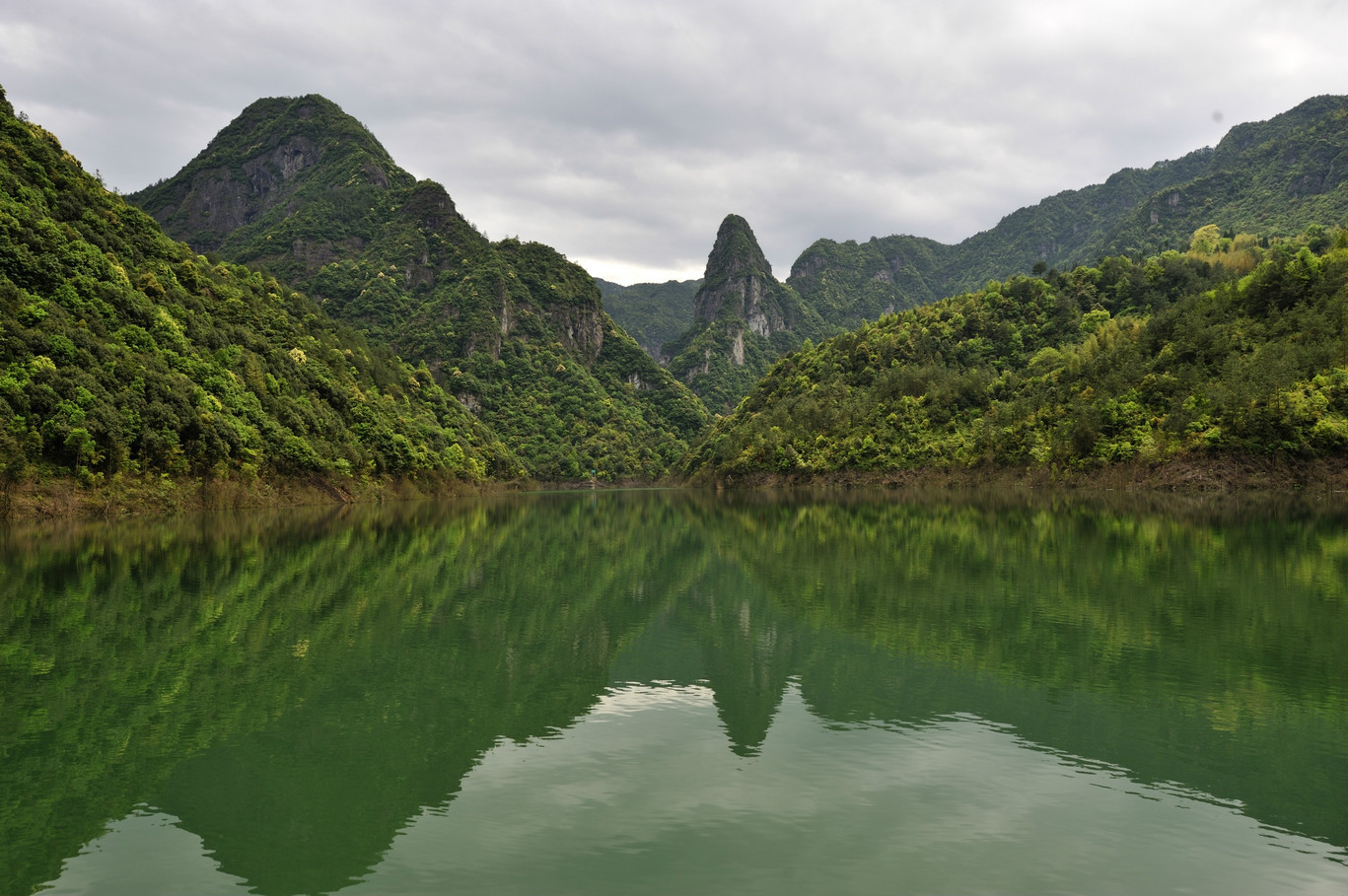  p>千峡湖,位于浙江省丽水市青田县,是浙江省最大的峡湾型人工湖,也是