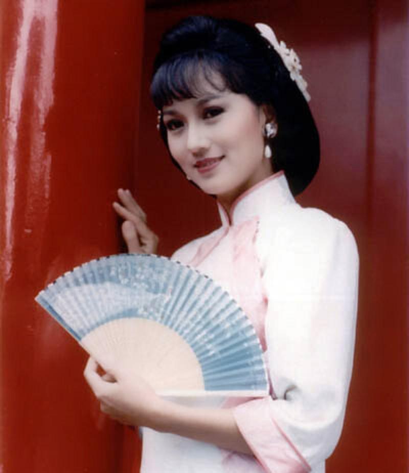  p>赵雅芝(angie chiu),1954年11月15日出生于中国香港九龙半岛,祖籍