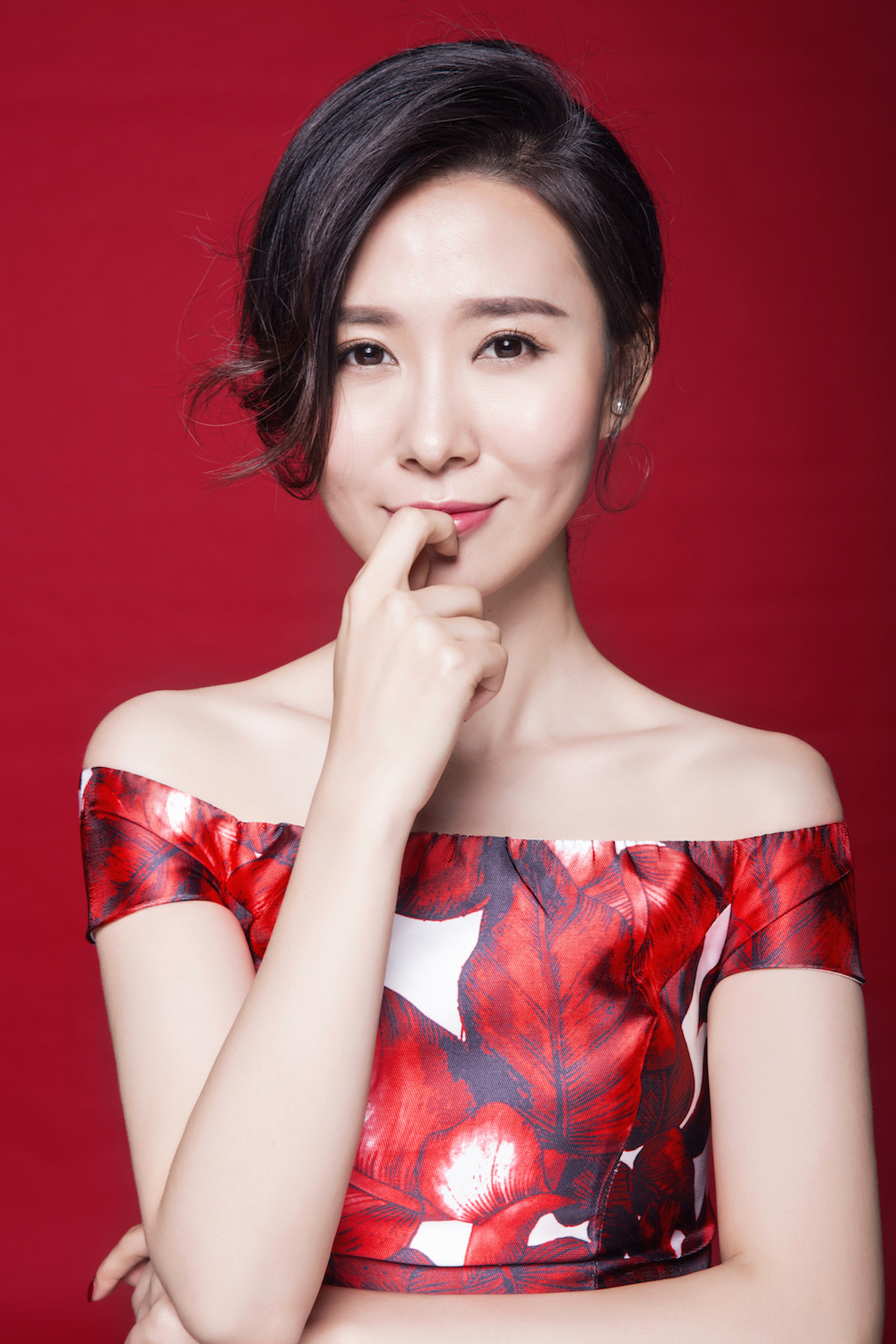 就职于江苏省广播电视总台(集团),在江苏卫视公共频道担任节目主持人