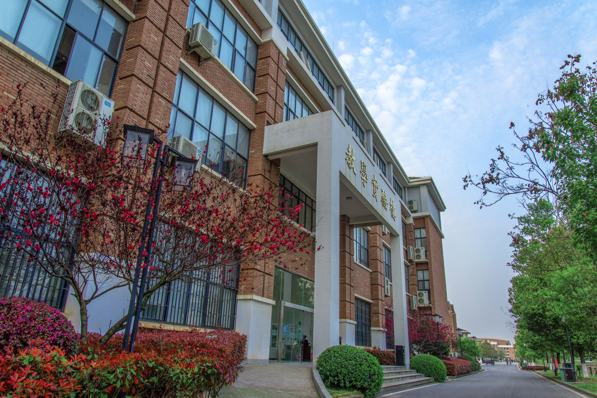  p>武汉设计工程学院(wuhan institute of design and sciences), 于