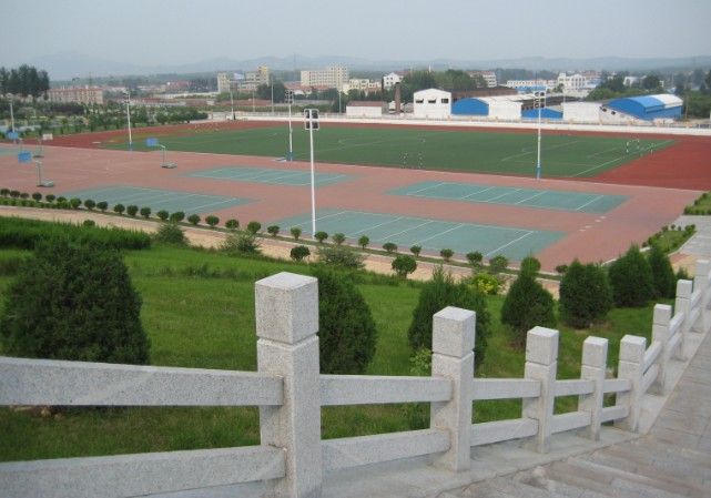 ">山东省招远市第一中学 /a>(以下简称招远一中)前身是招远中学,始创