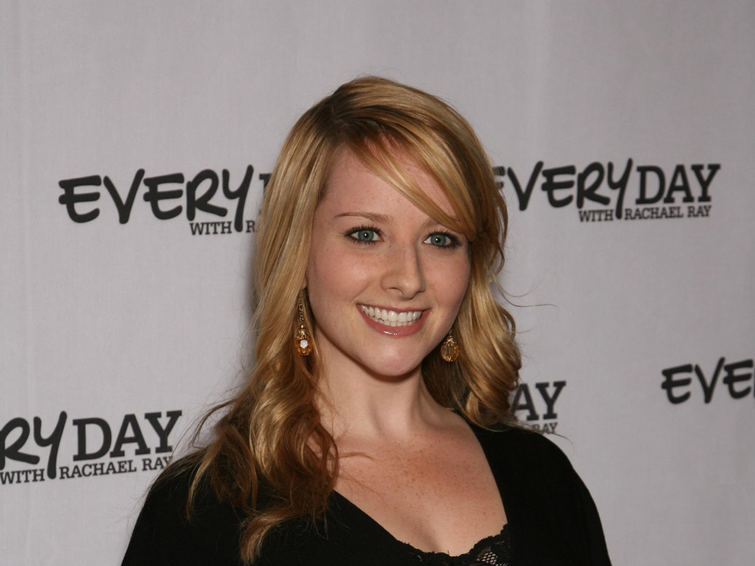  p>梅丽莎·劳奇 i>(melissa rauch) /i>,1980年6月23日出生于美国