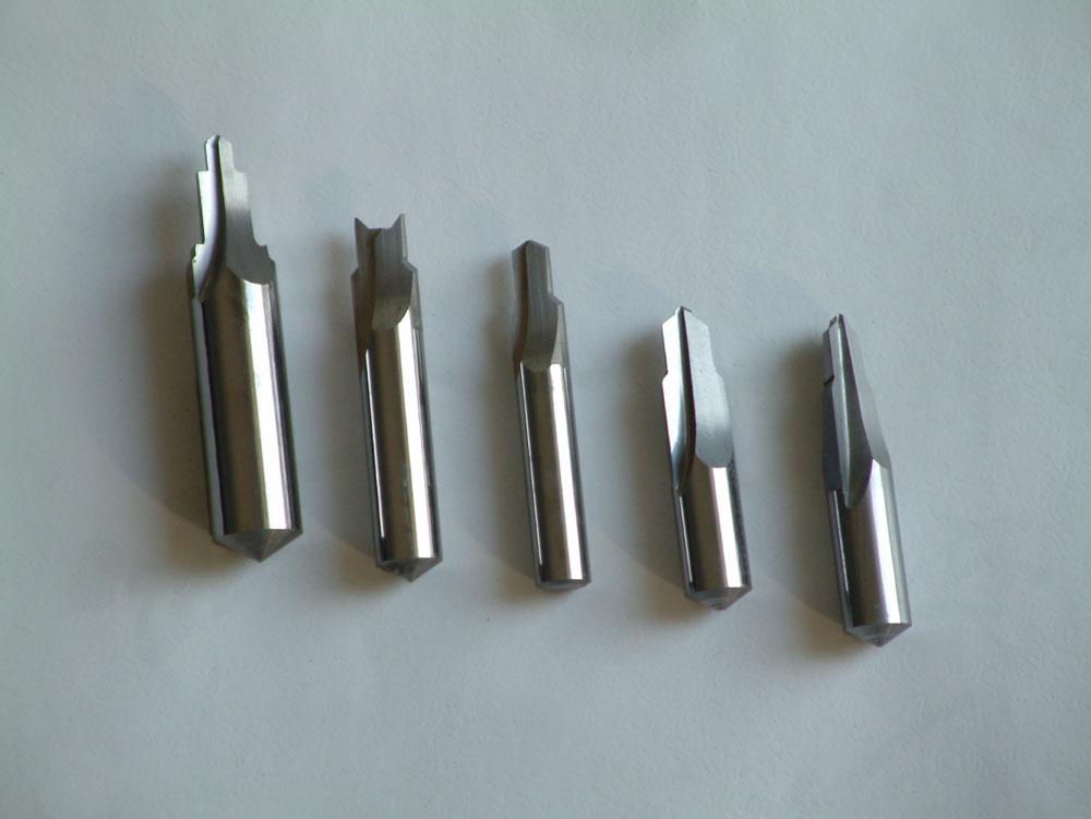  p>扁钻切削部分磨成一个扁平体,主切削刃磨出锋角,后角并形成横刃;副