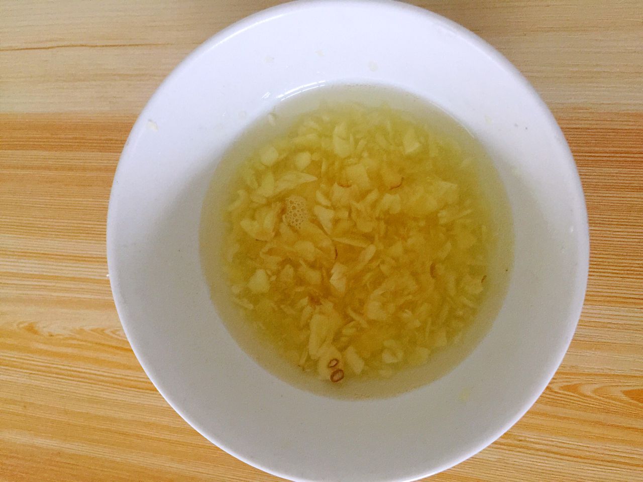  p data-id="gnwket285d">蒜汁是由蒜,盐, a