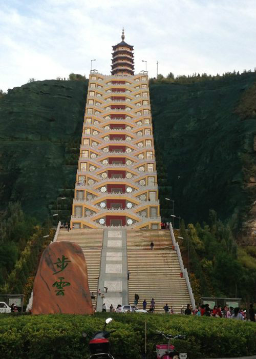  p>兴保塔坐落于山西省忻州市保德县飞龙山之巅,保德县旅游景点之一 