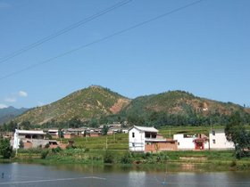 棋盘山自然村,隶属于云南省大理白族自治州巍山彝族回族自治县南诏镇