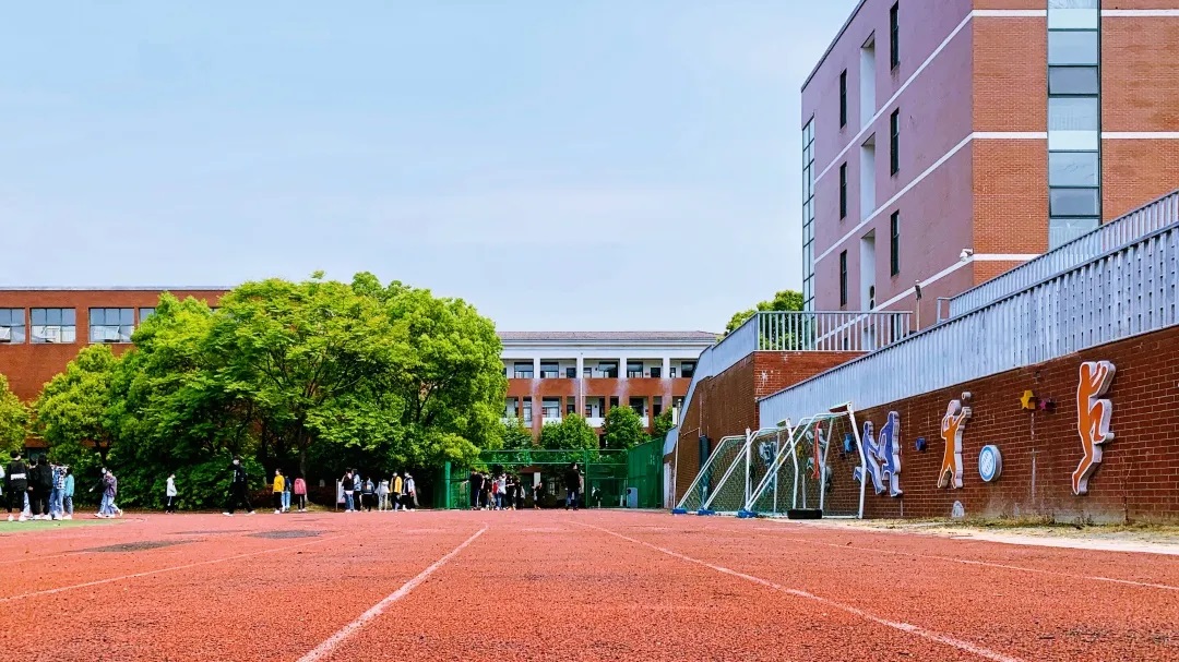 是无锡市滨湖区教育局主管的一所高级中学,江苏省四星级普通高中