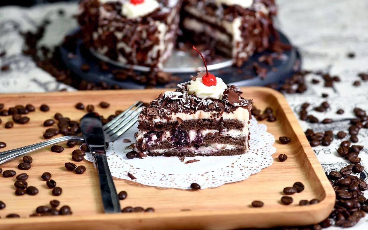 kirschtorte),又名"黑森林樱桃蛋糕",发源于德国南部黑森林地区,是